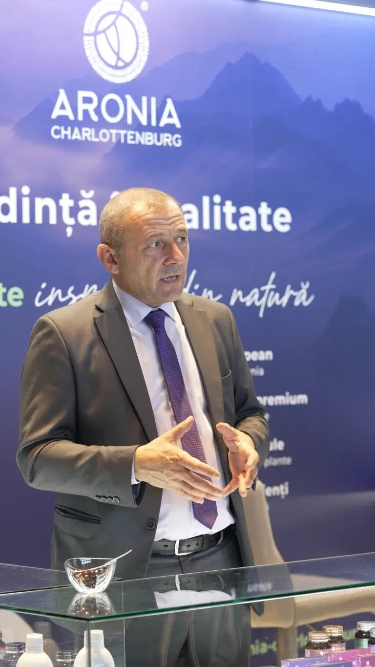 Vizitator în discuție la standul Aronia Charlottenburg, Business Days Timișoara
