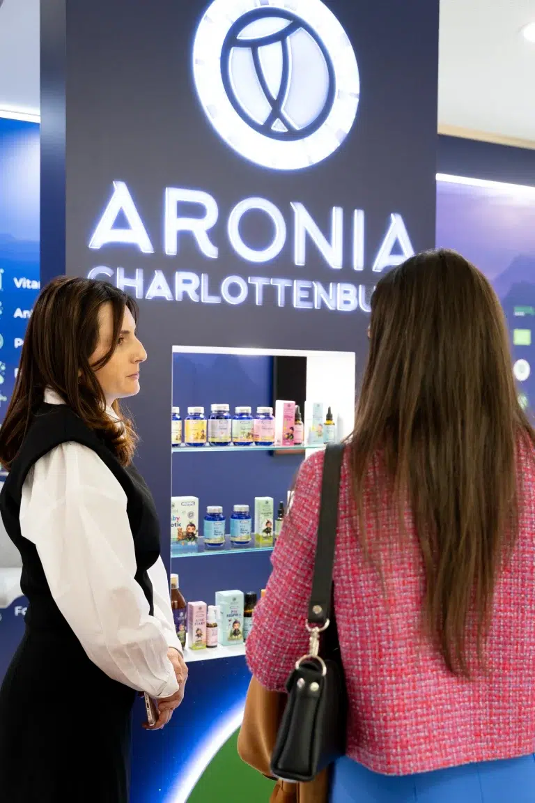 Echipa Aronia Charlottenburg în discuție cu o participantă la congresul din Sibiu