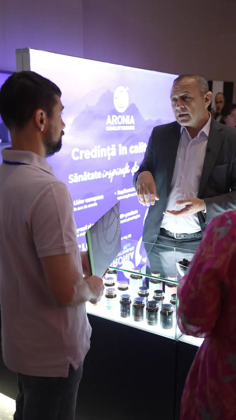 Discuție la standul Aronia Charlottenburg, congresul de medicină Piatra Neamț