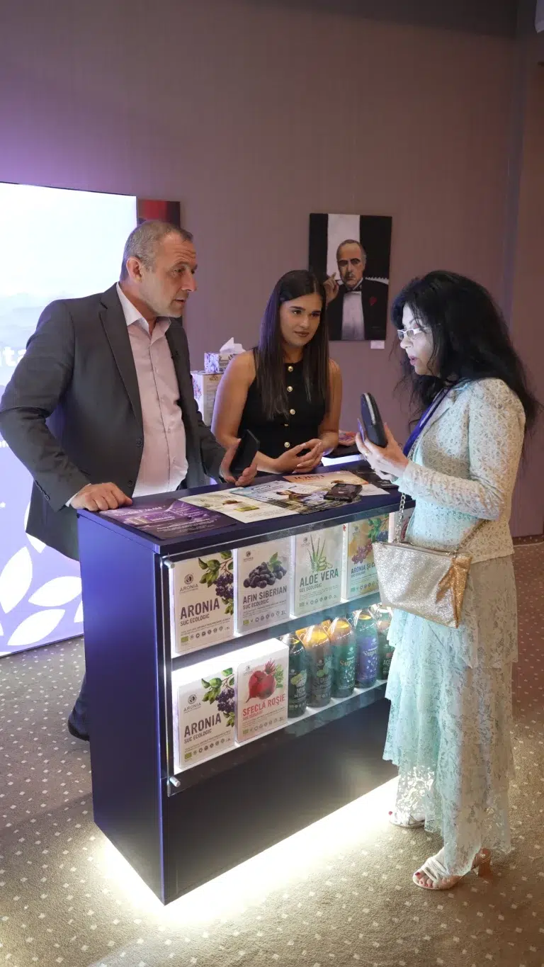 Discuție despre suplimente naturale la standul Aronia, congres Piatra Neamț