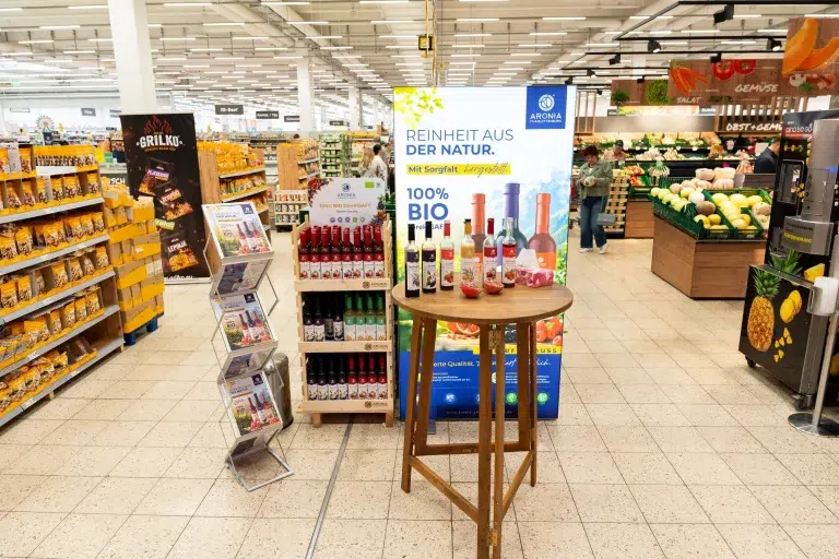 Masa de degustare Aronia Charlottenburg în hala unui supermarket din München