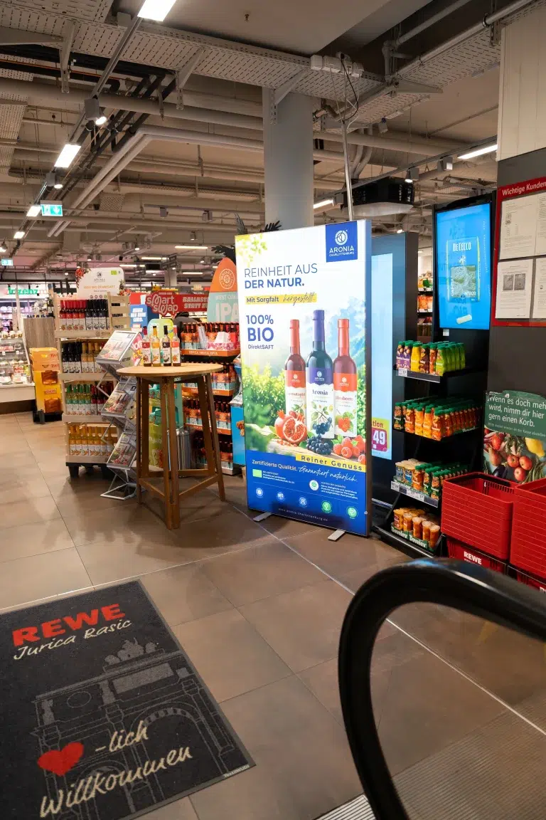 Standul Aronia Charlottenburg la intrarea unui magazin REWE din München