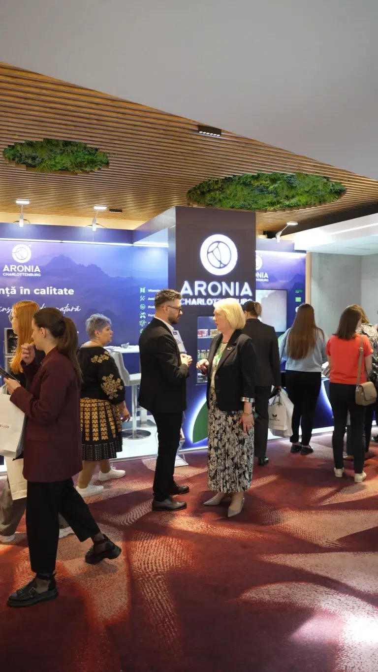 Participanți în zona de expoziție a conferinței de fitoterapie, Hotel Internațional Iași