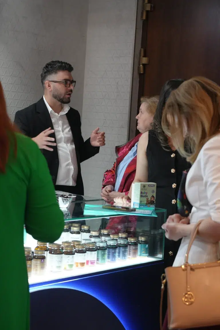 Discuție la vitrina cu suplimente Aronia Charlottenburg, conferința din Iași