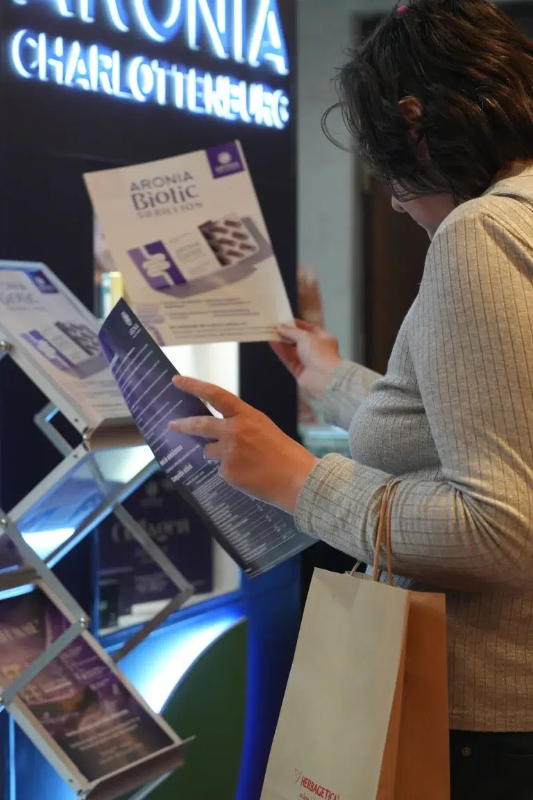 Broșura Aronia Biotic, consultată la conferința de fitoterapie de la Iași