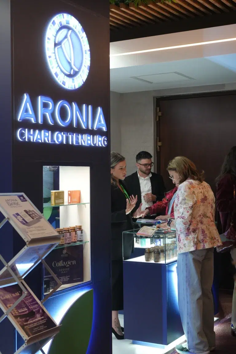 Echipa Aronia Charlottenburg la stand, Conferința Națională de Fitoterapie, Iași